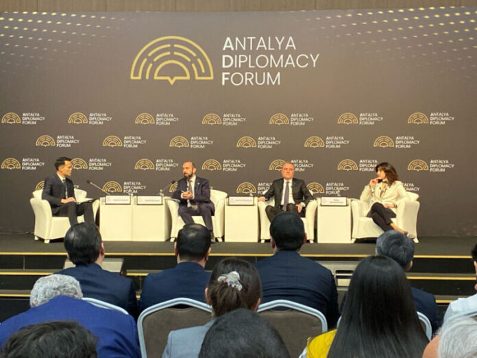 IV Antalya Diplomatiya Forumunun (ADF2025) ikinci günündə əsas gündəm maddələrindən biri “Cənubi Qafqazda regional əməkdaşlığa dair çağırışlar və fürsətlər” mövzusunun müzakirəsi
