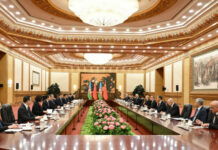 Azərbaycan Prezidenti İlham Əliyevin Çinin Sədri Si Cinpin ilə geniş tərkibdə görüşü olub Aprelin 23-də Pekində Azərbaycan Respublikasının Prezidenti İlham Əliyevin Çin Xalq Respublikasının Sədri Si Cinpin ilə geniş tərkibdə görüşü olub. AZƏRTAC xəbər verir ki, Sədr Si Cinpin Prezident İlham Əliyevin rəhbərliyi ilə Azərbaycanın inkişafını və əldə etdiyi nailiyyətləri məmnunluqla qeyd etdi. Söhbət zamanı ötən il Astanada keçirilmiş görüş əsnasında ölkələrimiz arasında strateji tərəfdaşlığa dair qəbul olunan Birgə Bəyannamə məmnunluqla xatırlandı. Bu gün dövlət başçıları tərəfindən imzalanacaq Birgə Bəyanatda isə hərtərəfli strateji tərəfdaşlıq səviyyəsinin daha bir pillə yüksələcəyi qeyd edildi. Ölkələrimizin beynəlxalq təşkilatlar, o cümlədən BMT, Şanxay Əməkdaşlıq Təşkilatı və digər təsisatlar çərçivəsində əməkdaşlıq məsələlərinə və qarşılıqlı dəstəklərinə toxunuldu. Çin Xalq Respublikasının Sədri Azərbaycanın Asiyada Qarşılıqlı Fəaliyyət və Etimad Tədbirləri Müşavirəsinə (AQEM) sədrliyini məmnunluqla vurğulayaraq, bu xüsusda əməkdaşlıq üçün geniş imkanların olduğunu bildirdi. Görüşdə Azərbaycanın və Çinin daim bir-birilərinin ərazi bütövlüyünü və suverenliyini dəstəklədikləri məmnunluqla vurğulandı. Dövlətimizin başçısı “Vahid Çin” siyasətini həmişə dəstəklədiyini və Tayvanda keçirilmiş seçkiləri birmənalı şəkildə pislədiyini qeyd etdi. Azərbaycan və Çinin terrorizm, ekstremizm və separatizmə qarşı birgə səylərlə mübarizəsi qeyd olundu. Si Cinpin COP29-un Azərbaycanda uğurla keçirilməsi və Qlobal Cənubun maraqlarının təmsil olunması baxımından Azərbaycanın fəaliyyətini yüksək qiymətləndirdi. Prezident İlham Əliyev buna görə təşəkkürünü bildirərək, COP29 çərçivəsində qlobal iqlim gündəliyi üçün vacib qərarların qəbul edildiyini xatırladı. Dövlətimizin başçısı öz növbəsində Si Cinpinin müdrik rəhbərliyi ilə Çinin inkişafına toxundu. Ölkələrimiz arasında bərpaolunan enerji sahəsində əməkdaşlıq üçün böyük imkanların olduğu bildirildi, artıq Azərbaycanın müvafiq qurumları ilə Çin şirkətləri arasında bu sahədə çoxsaylı sənədlərin imzalandığı və praktiki əməkdaşlığın həyata keçirildiyi vurğulandı. Görüşdə Hökumətlərarası Komissiyanın sonuncu iclasına toxunuldu, humanitar və mədəni sahələrdə əməkdaşlıq məsələləri qeyd olundu. Ticarət dövriyyəmizin son dövrlərdə 20 faizdən çox artması müsbət qiymətləndirildi. Çin Xalq Respublikasının Sədri “Bir kəmər, bir yol” layihəsini ilk dəstəkləyən ölkələrdən biri Azərbaycanın olduğunu məmnunluqla xatırladı. Bu çərçivədə ölkələrimiz arasında əməkdaşlıq məsələlərinin perspektivləri müzakirə olundu. Son dövrlərdə Orta Dəhliz vasitəsilə Çindən Avropaya gedən yüklərin həcmində artım dinamikası məmnunluqla qeyd edildi və bu istiqamətdə əməkdaşlıq üçün yaxşı imkanların olduğu vurğulandı. Strateji tərəfdaşlığa dair Birgə Bəyanatda qeyd edildiyi kimi, Azərbaycanın Qlobal Təhlükəsizlik, Qlobal İnkişaf və Qlobal Sivilizasiyalar, həmçinin bəşəriyyətin vahid taleyi kimi Çinin təşəbbüslərini dəstəklədiyi bildirildi, bununla bağlı əməkdaşlıq məsələlərinə toxunuldu. Si Cinpin Prezident İlham Əliyevi Şanxay Əməkdaşlıq Təşkilatının Çində keçiriləcək Zirvə toplantısına və bu çərçivədə təşkil olunacaq bir sıra təntənəli tədbirlərə dəvət etdi. Dövlətimizin başçısı dəvəti məmnunluqla qəbul etdi