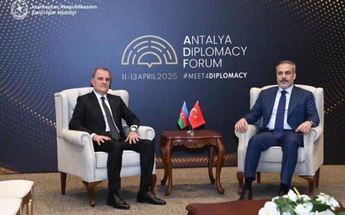 Azərbaycanın xarici işlər naziri Ceyhun Bayramov Antalya Diplomatiya Forumunda iştirakı çərçivəsində Türkiyə xarici işlər naziri Hakan Fidan ilə görüşüb