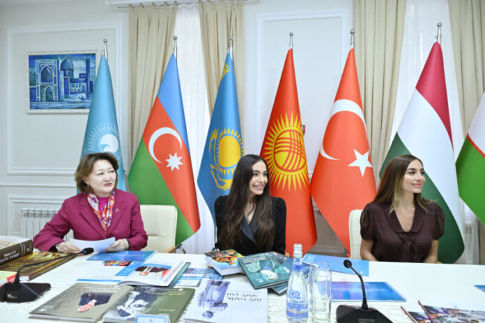 Leyla Əliyeva və Arzu Əliyeva Türk Mədəniyyəti və İrsi Fondunu ziyarət ediblər