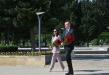 Prezident İlham Əliyev və birinci xanım Mehriban Əliyeva faşizm üzərində Qələbə uğrunda mübarizədə həlak olan Azərbaycan övladlarının xatirəsini ehtiramla anıblar Prezident İlham Əliyev və birinci xanım Mehriban Əliyeva faşizm üzərində Qələbə uğrunda mübarizədə həlak olan Azərbaycan övladlarının xatirəsini ehtiramla anıblar
