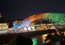 Tbilisidəki teleqüllə və “Sülh körpüsü” Azərbaycan bayrağının rəngləri ilə işıqlandırılıb Tbilisi