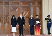 Vyetnam Sosialist Respublikası Kommunist Partiyasının Mərkəzi Komitəsinin Baş katibinin rəsmi qarşılanma mərasimi olub Azərbaycan Prezidenti İlham Əliyev və birinci xanım Mehriban Əliyeva Vyetnam Sosialist Respublikası Kommunist Partiyasının Mərkəzi Komitəsinin Baş katibi To Lamı və xanımı No Fon Lini qarşıladılar