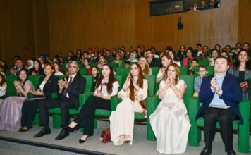 Leyla Əliyeva və Arzu Əliyeva həssas qruplara aid şəxslərin yaradıcılıq prosesi ilə tanış olublar Leyla Əliyeva və Arzu Əliyeva həssas qruplara aid şəxslərin yaradıcılıq prosesi ilə tanış olublar