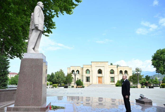 Prezident İlham Əliyev Ümummilli Lider Heydər Əliyevin İsmayıllı şəhərinin mərkəzində ucaldılmış abidəsini ziyarət edib