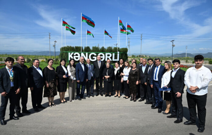 Prezident İlham Əliyev Ağdamın Kəngərli kəndinə köçən sakinlərlə görüşüb, onlara evlərin açarlarını təqdim edib