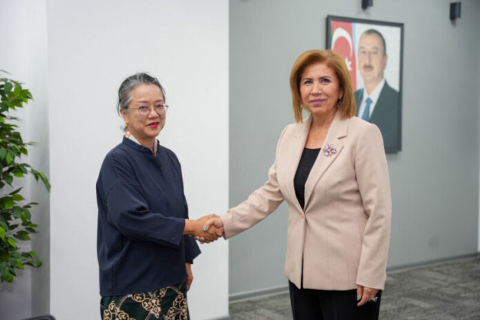 Ailə Qadın və Uşaq Problemləri üzrə Dövlət Komitəsinin sədri Bahar Muradova İqtisadi Əməkdaşlıq Təşkilatının (ECO) 17-ci Zirvə görüşü çərçivəsində ölkəmizdə səfərdə olan Birləşmiş Millətlər Təşkilatı Baş katibinin müavini və BMT-nin Asiya və Sakit okean üzrə İqtisadi və Sosial Komissiyasının (UNESCAP) icraçı katibi Armida Salsiya Alişahbana ilə görüşüb