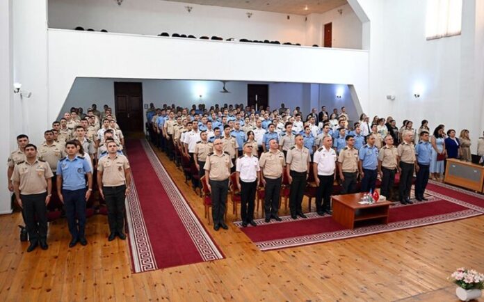 Milli Müdafiə Universitetinin (MMU) Hərbi İdarəetmə İnstitutunun (Hİİ) Xarici dil mərkəzində müxtəlif dillər üzrə intensiv kursların buraxılış mərasimi