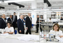 Azərbaycan və Özbəkistan prezidentləri Xankəndidəki “Businesstex JV” tikiş fabrikinin fəaliyyəti ilə tanış olublar Azərbaycan və Özbəkistan prezidentləri Xankəndidəki “Businesstex JV” tikiş fabrikinin fəaliyyəti ilə tanış olublar