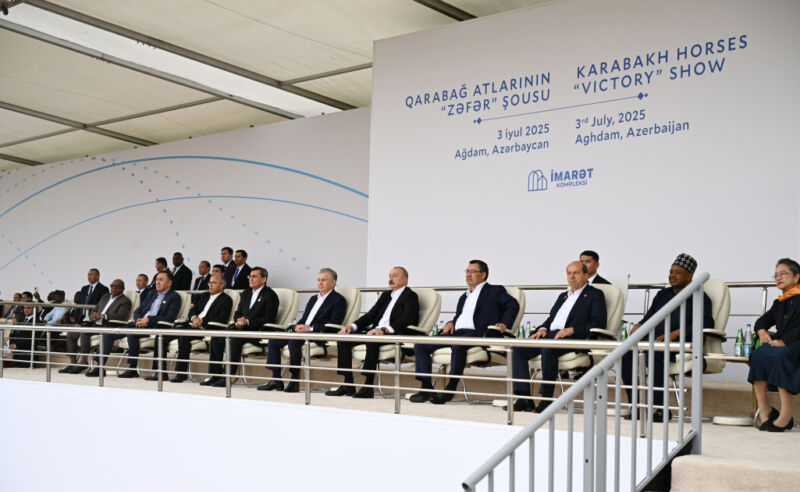 ECO-nun 17-ci Zirvə görüşünün iştirakçıları Ağdamdakı “İmarət” Kompleksində Qarabağ atlarının “Zəfər” şousunu izləyiblər