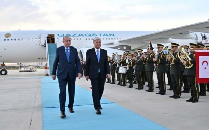 Ankara hava limanında Qazaxıstan Prezidenti Kasım-Jomart Tokayev və Türkiyə lideri Rəcəb Tayyib Ərdoğan arasında qısa söhbət olub