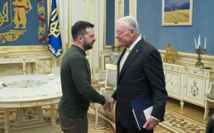 ABŞ Prezidentinin Ukrayna üzrə xüsusi elçisi Kit Kelloq bildirib ki, Ukrayna prezidenti Vladimir Zelenski ilə görüş zamanı NATO ilə yeni saziş çərçivəsində Kiyevə Amerika silahlarının tədarükünün sürətləndirilməsini müzakirə edib
