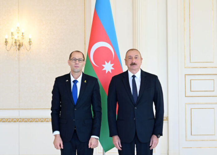 Azərbaycan Respublikasının Prezidenti İlham Əliyev avqustun 18-də İsrail Dövlətinin ölkəmizdə yeni təyin olunmuş fövqəladə və səlahiyyətli səfiri Ronen Krauszun etimadnaməsini qəbul edib