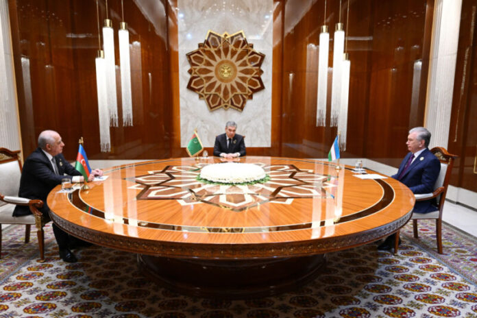 Avazada Türkmənistan Xalq Məsləhətinin sədri Qurbanqulu Berdiməhəmmədov, Özbəkistan Respublikasının Prezidenti Şavkat Mirziyoyev və Azərbaycan Respublikasının Baş naziri Əli Əsədov arasında üçtərəfli görüş
