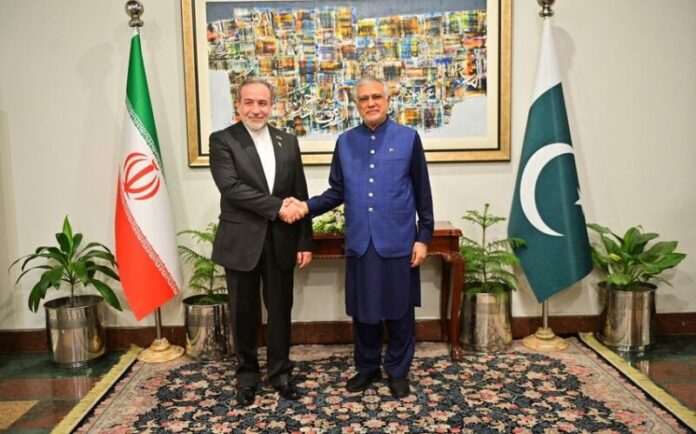 İslamabadda Pakistan baş nazirinin müavini və xarici işlər naziri Məhəmməd İshaq Darla iranlı həmkarı Abbas Əraqçi arasında görüş