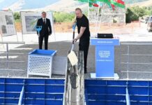 Prezident İlham Əliyev Kəlbəcər şəhərində 3-cü yaşayış kompleksinin təməlini qoyub Prezident İlham Əliyev Kəlbəcər şəhərində 3-cü yaşayış kompleksinin təməlini qoyub