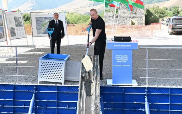 Prezident İlham Əliyev Kəlbəcər şəhərində 3-cü yaşayış kompleksinin təməlini qoyub