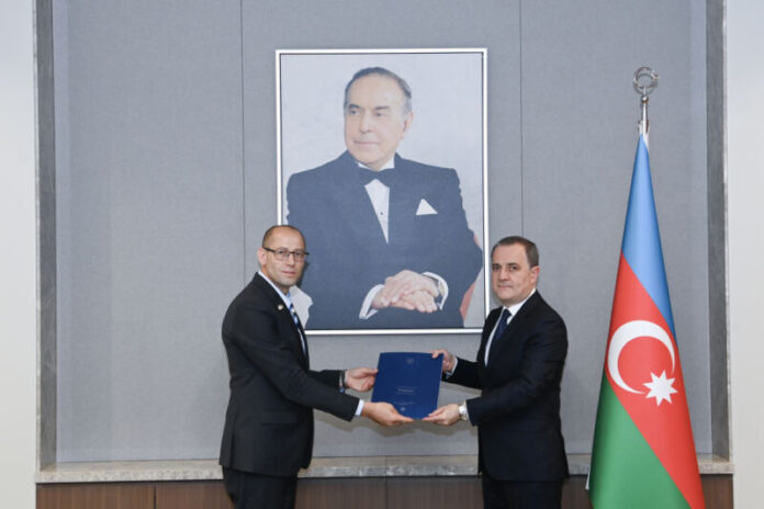 Avqustun 1-də xarici işlər naziri Ceyhun Bayramov İsrailin Azərbaycanda yeni təyin olunmuş fövqəladə və səlahiyyətli səfiri Ronen Krausla görüşüb