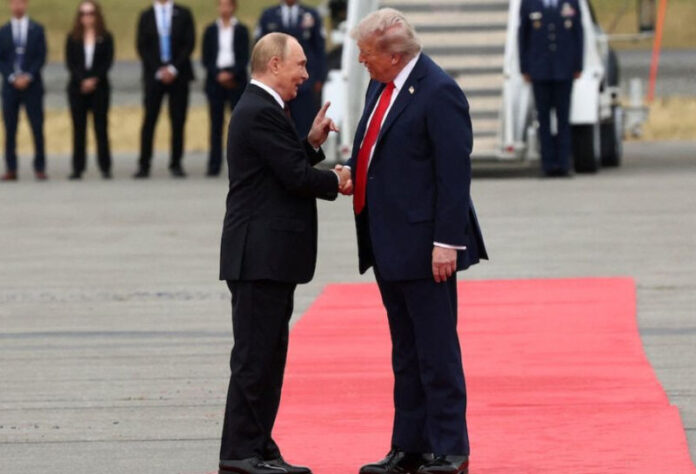 ABŞ Prezidenti Donald Tramp Alyaska ştatının Ankoriç şəhərində tarixi görüş üçün hava limanında rusiyalı həmkarı Vladimir Putini qarşılayıb