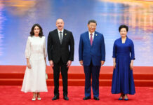 Tiencində dövlət və hökumət başçılarının və xanımlarının şərəfinə ziyafət verilib, konsert proqramı təqdim olunub Çin Xalq Respublikasının Sədri Si Cinpin və birinci xanım Pen Liyuan Azərbaycan Respublikasının Prezidenti İlham Əliyevi və birinci xanım Mehriban Əliyevanı qarşıladılar