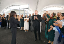 Prezident İlham Əliyev və birinci xanım Mehriban Əliyeva Ağdərədə Vəngli və Kolatağ kəndlərinin sakinləri ilə görüşüblər Azərbaycan Respublikasının Prezidenti İlham Əliyev və birinci xanım Mehriban Əliyeva Ağdərə rayonunun Vəngli kəndində