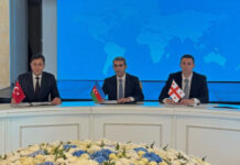 Bakı-Tbilisi-Qars dəmir yolu ilə yüklərin çatdırılması üçün sabit vaxt müəyyən edilib “Azərbaycan Dəmir Yolları” QSC-nin sədri Rövşən Rüstəmov, “Gürcüstan Dəmir Yolları” SC-nin baş direktoru Laşa Abaşidze və Türkiyə Dövlət Dəmir Yollarının “TCDD Taşımacılık” şirkətinin baş direktoru və İdarə Heyətinin sədri Ufuk Yalçın