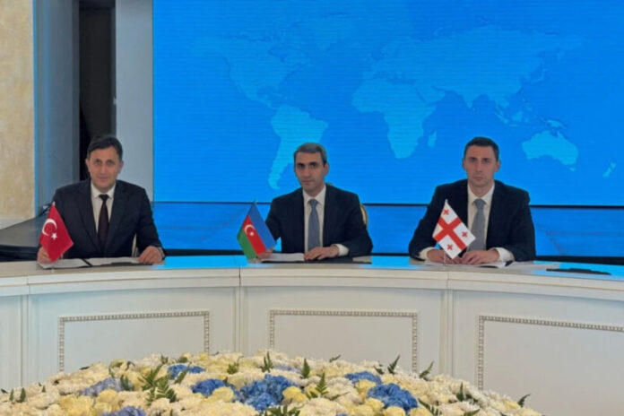 “Azərbaycan Dəmir Yolları” QSC-nin sədri Rövşən Rüstəmov, “Gürcüstan Dəmir Yolları” SC-nin baş direktoru Laşa Abaşidze və Türkiyə Dövlət Dəmir Yollarının “TCDD Taşımacılık” şirkətinin baş direktoru və İdarə Heyətinin sədri Ufuk Yalçın