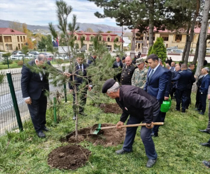 Zəfər Günü münasibətilə Gədəbəydə 1400-dən çox ağac əkilib Zəfər Günü münasibətilə Gədəbəydə 1400-dən çox ağac əkilib