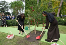 Birinci vitse-prezident Mehriban Əliyeva və ailə üzvləri Vatikan bağlarında ağacəkmə mərasimində iştirak ediblər Oktyabrın 17-də Azərbaycan Respublikasının Birinci vitse-prezidenti Mehriban Əliyeva və ailə üzvləri Vatikan şəhər-dövlətinin qubernatorluğunun prezidenti, rahibə Raffaella Petrini ilə birgə Vatikan bağlarında ağacəkmə mərasimində iştirak ediblər