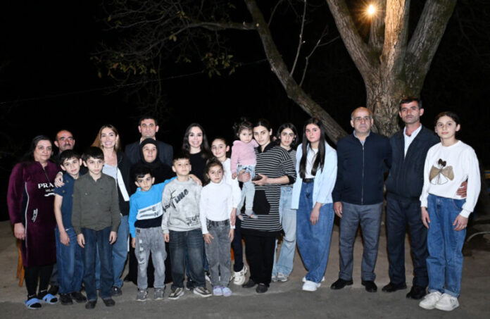 Noyabrın 21-də Heydər Əliyev Fondunun vitse-prezidenti Leyla Əliyeva və Arzu Əliyeva Astarada Azərbaycanın Milli Qəhrəmanı Pəncəli Teymurovun ailəsini ziyarət ediblər