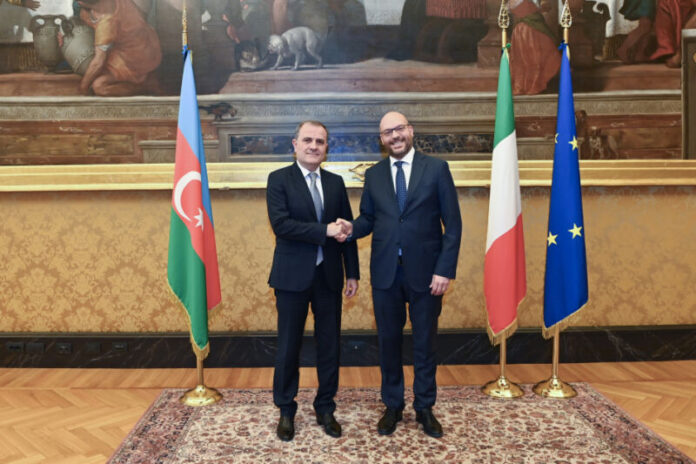Xarici işlər naziri Ceyhun Bayramov İtaliyaya rəsmi səfəri çərçivəsində İtaliya Respublikası Parlamentinin Deputatlar Palatasının sədri Lorenzo Fontana ilə görüşüb Xarici işlər naziri Ceyhun Bayramov İtaliyaya rəsmi səfəri çərçivəsində İtaliya Respublikası Parlamentinin Deputatlar Palatasının sədri Lorenzo Fontana ilə görüşüb