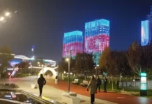 Daşkənddə Mərkəzi Asiya Sammitindən əvvəl binalarda Azərbaycan bayrağı proyeksiya olunub Daşkənddə Mərkəzi Asiya Sammitindən əvvəl binalarda Azərbaycan bayrağı proyeksiya olunub