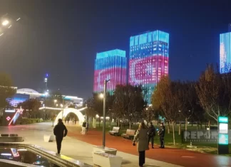 Daşkənddə Mərkəzi Asiya Sammitindən əvvəl binalarda Azərbaycan bayrağı proyeksiya olunub Daşkənddə Mərkəzi Asiya Sammitindən əvvəl binalarda Azərbaycan bayrağı proyeksiya olunub