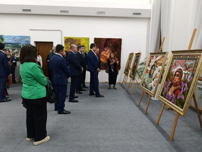 Noyabrın 27-də Xankəndidə Qarabağ Universitetinin İncəsənət fakültəsində ali təhsil müəssisəsinin yaradılmasının 2 illiyinə həsr olunmuş konsert proqramı və sərgi keçirilib