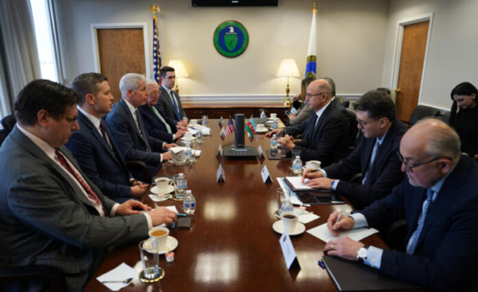 Vaşinqtonda səfərdə olan energetika naziri Pərviz Şahbazov Amerika Birləşmiş Ştatlarının (ABŞ) energetika naziri Kris Rayt, ticarət nazirinin köməkçisi və Xarici Ticarət Xidmətinin baş direktoru Devid L.Foqel və Ağ Evin Milli Enerji Üstünlüyü Şurasının icraçı direktoru Jarrod Agen ilə görüşlər keçirib Vaşinqtonda səfərdə olan energetika naziri Pərviz Şahbazov Amerika Birləşmiş Ştatlarının (ABŞ) energetika naziri Kris Rayt, ticarət nazirinin köməkçisi və Xarici Ticarət Xidmətinin baş direktoru Devid L.Foqel və Ağ Evin Milli Enerji Üstünlüyü Şurasının icraçı direktoru Jarrod Agen ilə görüşlər keçirib