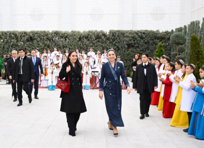 Heydər Əliyev Fondunun vitse-prezidenti Leyla Əliyeva və Qurbanqulu Berdiməhəmmədov adına Qayğıya ehtiyacı olan uşaqlara yardım üzrə xeyriyyə Fondunun tibb sahəsi üzrə vitse-prezidenti Oğulcahan Atabayeva Heydər Əliyev Fondunun vitse-prezidenti Leyla Əliyeva və Qurbanqulu Berdiməhəmmədov adına Qayğıya ehtiyacı olan uşaqlara yardım üzrə xeyriyyə Fondunun tibb sahəsi üzrə vitse-prezidenti Oğulcahan Atabayeva