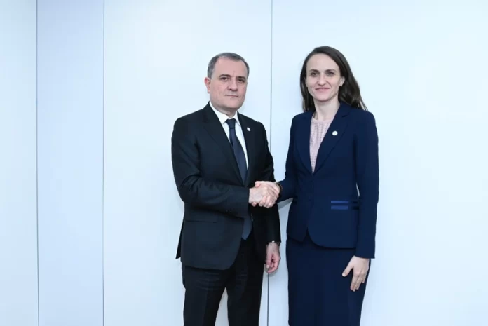 Azərbaycanın xarici işlər naziri Ceyhun Bayramov Vyanada keçirilən ATƏT Nazirlər Şurasının iclası çərçivəsində Rumıniyanın xarici işlər naziri Oana-Silvia Toiu ilə görüşüb