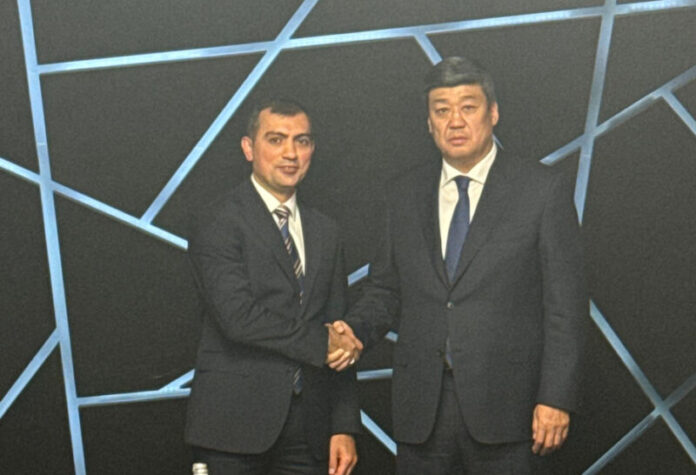 “Azərkosmos” İdarə Heyətinin sədri vəzifəsini icra edən Dunay Bədirxanov və Qırğızıstan Nazirlər Kabineti sədrinin müavini Bakıt Torobayev