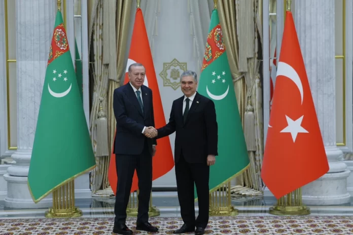 Türkiyə Prezidenti Rəcəb Tayyib Ərdoğan Aşqabada səfəri çərçivəsində Türkmənistan Xalq Məsləhətinin Sədri Qurbanqulu Berdiməhəmmədovla görüşüb