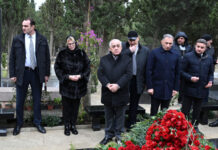 Baş nazir Əli Əsədov AZAL təyyarəsinin qəzasının birinci ildönümündə həlak olan ekipaj üzvlərinin məzarlarını ziyarət edib Baş nazir Əli Əsədov AZAL təyyarəsinin qəzasının birinci ildönümündə həlak olan ekipaj üzvlərinin məzarlarını ziyarət edib