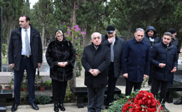 Baş nazir Əli Əsədov AZAL təyyarəsinin qəzasının birinci ildönümündə həlak olan ekipaj üzvlərinin məzarlarını ziyarət edib Baş nazir Əli Əsədov AZAL təyyarəsinin qəzasının birinci ildönümündə həlak olan ekipaj üzvlərinin məzarlarını ziyarət edib