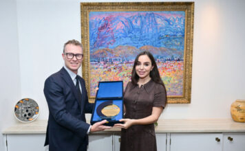 Leyla Əliyeva ÜST-nin Avropa üzrə Regional Ofisinin xüsusi nümayəndəsi ilə görüşüb Dekabrın 18-də Heydər Əliyev Fondunun vitse-prezidenti, IDEA İctimai Birliyinin təsisçisi və rəhbəri Leyla Əliyeva Ümumdünya Səhiyyə Təşkilatının (ÜST) Avropa üzrə Regional Ofisinin İqlim və Sağlamlıq üzrə xüsusi nümayəndəsi Robb Butler ilə görüşüb