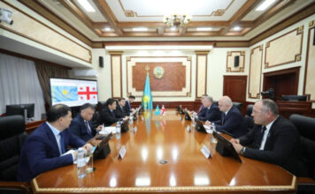 Qazaxıstan və Gürcüstan Trans-Xəzər Beynəlxalq Nəqliyyat Marşrutunun inkişafını müzakirə ediblər Qazaxıstanın Mangistau vilayətinin Gürcüstanla əməkdaşlığının genişləndirilməsi məsələləri vilayətin icra hakimi Nurdaulet Kilıbayla bu Cənubi Qafqaz ölkəsinin səfiri Levan Diasamidze arasında keçirilən görüşdə müzakirə edilib