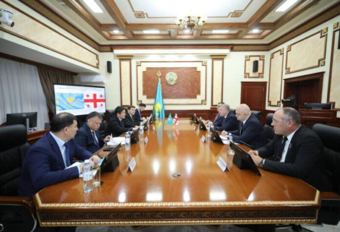 Qazaxıstanın Mangistau vilayətinin Gürcüstanla əməkdaşlığının genişləndirilməsi məsələləri vilayətin icra hakimi Nurdaulet Kilıbayla bu Cənubi Qafqaz ölkəsinin səfiri Levan Diasamidze arasında keçirilən görüşdə müzakirə edilib