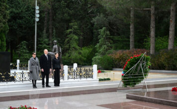 Prezident İlham Əliyev və birinci xanım Mehriban Əliyeva Ümummilli Lider Heydər Əliyevin məzarını ziyarət ediblər Prezident İlham Əliyev və birinci xanım Mehriban Əliyeva Ümummilli Lider Heydər Əliyevin məzarını ziyarət ediblər