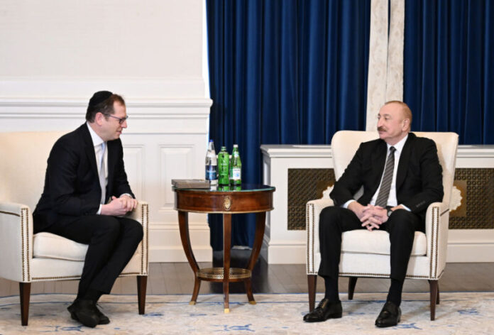 Amerika İsrail İctimai Əlaqələr Komitəsinin (AIPAC) icraçı direktoru Elliot Brandt və Azərbaycan Respublikasının Prezidenti İlham Əliyev Amerika İsrail İctimai Əlaqələr Komitəsinin (AIPAC) icraçı direktoru Elliot Brandt və Azərbaycan Respublikasının Prezidenti İlham Əliyev