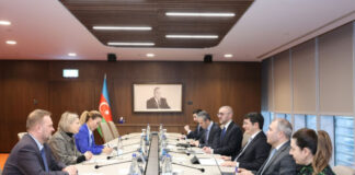 Azərbaycanda “Microsoft”la birgə süni intellekt və rəqəmsal transformasiya üzrə mərkəz qurula bilər İqtisadiyyat nazirinin birinci müavini Elnur Əliyev “Microsoft” şirkətinin Mərkəzi Avropa və Mərkəzi Asiya regionu üzrə prezidenti Barbora Pauloviç Dekkerova ilə görüşüb