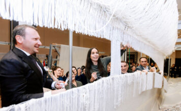 “Azərxalça”nın Şuşa məscidi üçün hazırladığı dairəvi əl xalçasının kəsilməsi mərasimi olub “Azərxalça”nın Şuşa məscidi üçün hazırladığı dairəvi əl xalçasının kəsilməsi mərasimi olub