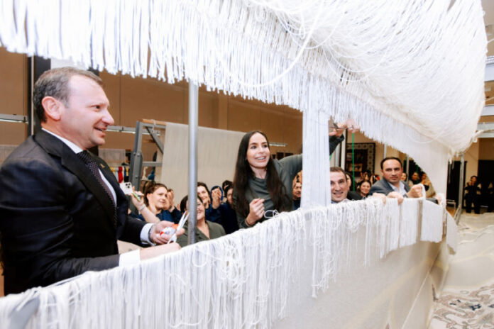 “Azərxalça”nın Şuşa məscidi üçün hazırladığı dairəvi əl xalçasının kəsilməsi mərasimi olub