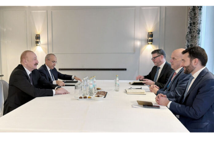 Azərbaycan Respublikasının Prezidenti İlham Əliyev fevralın 13-də Münxendə dünyada ən böyük proqram təminatı və bulud texnologiyaları şirkətlərindən biri olan ABŞ-ın “Oracle” korporasiyasının baş icraçı direktoru Mayk Sisiliya ilə görüşüb Azərbaycan Respublikasının Prezidenti İlham Əliyev fevralın 13-də Münxendə dünyada ən böyük proqram təminatı və bulud texnologiyaları şirkətlərindən biri olan ABŞ-ın “Oracle” korporasiyasının baş icraçı direktoru Mayk Sisiliya ilə görüşüb